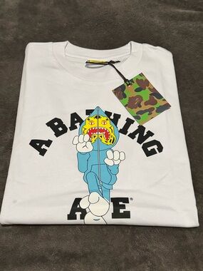 A BATHING APE White Graphic Shark Hoodie Tee